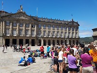 pelgrims op het plein voor de kathedraal