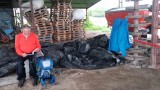 Onder een open schuur droog aan de thee