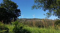 Wij lopen om deze windmolen heen