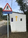 Dit verkeersbord waarschuwt de automobilist voor overstekende pelgrims🤓