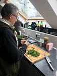 Rob is sperziebonen aan het haren