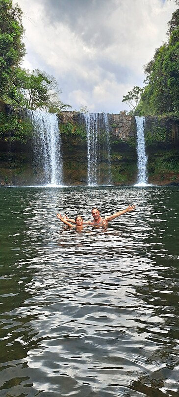 Afkoeling bij de Tad Champee waterval