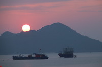 Zonsondergang in de haven van Cat Ba