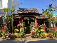 Huis versierd met bloemen