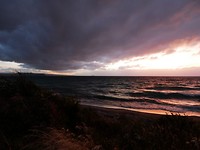 Woest meer Taupo met mooie ondergaande zon