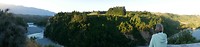 Avond wandeling: uitzicht op slingerende Rakaia rivier met prachtig blauw water