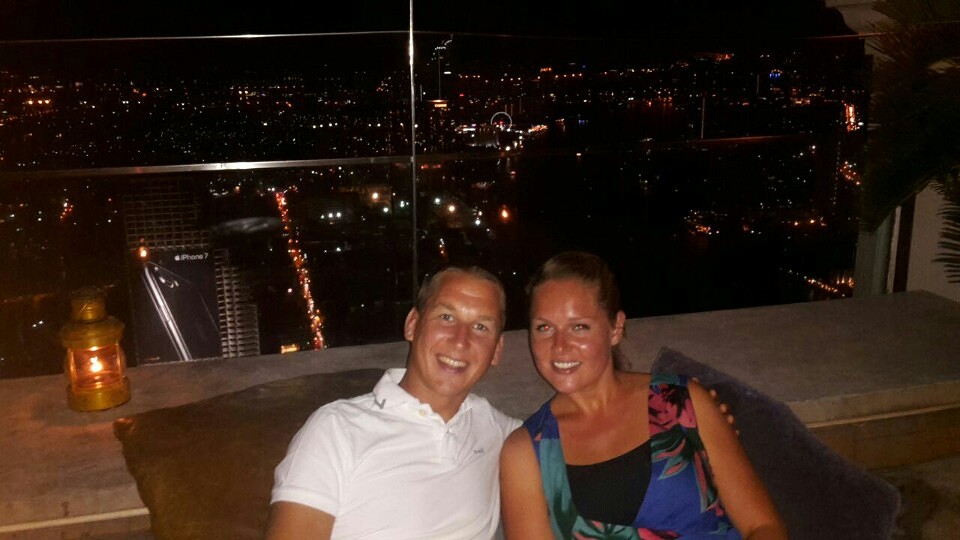 Cocktail drinken op de rooftop bar in Bangkok
