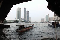 0100 skyline Bangkok vanaf het water gezien