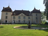 Saskia liep om de vijver heen om mij en het kasteel op de foto te krijgen.