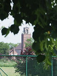 zicht op de kerk vanaf de camping