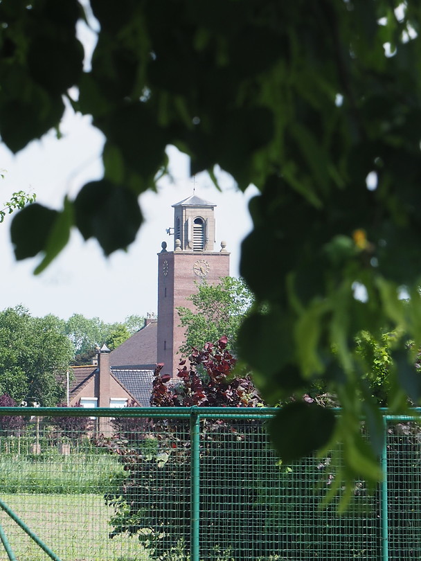zicht op de kerk vanaf de camping