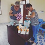 Distributie van zonnebrandcrème en lipbalm.