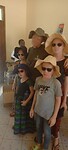 Kids met hoed en zonnebrillen.