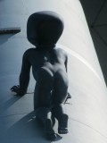 Baby kruipt omhoog