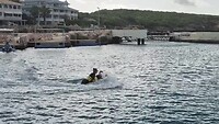 Hidde op surfboard