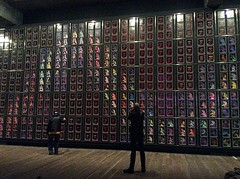 Een wand met 1650 werken van Sidney Nolan