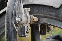 Zandpaden, grindpaden, schelpenpaden: ze lieten hun sporen na op onze remmen.