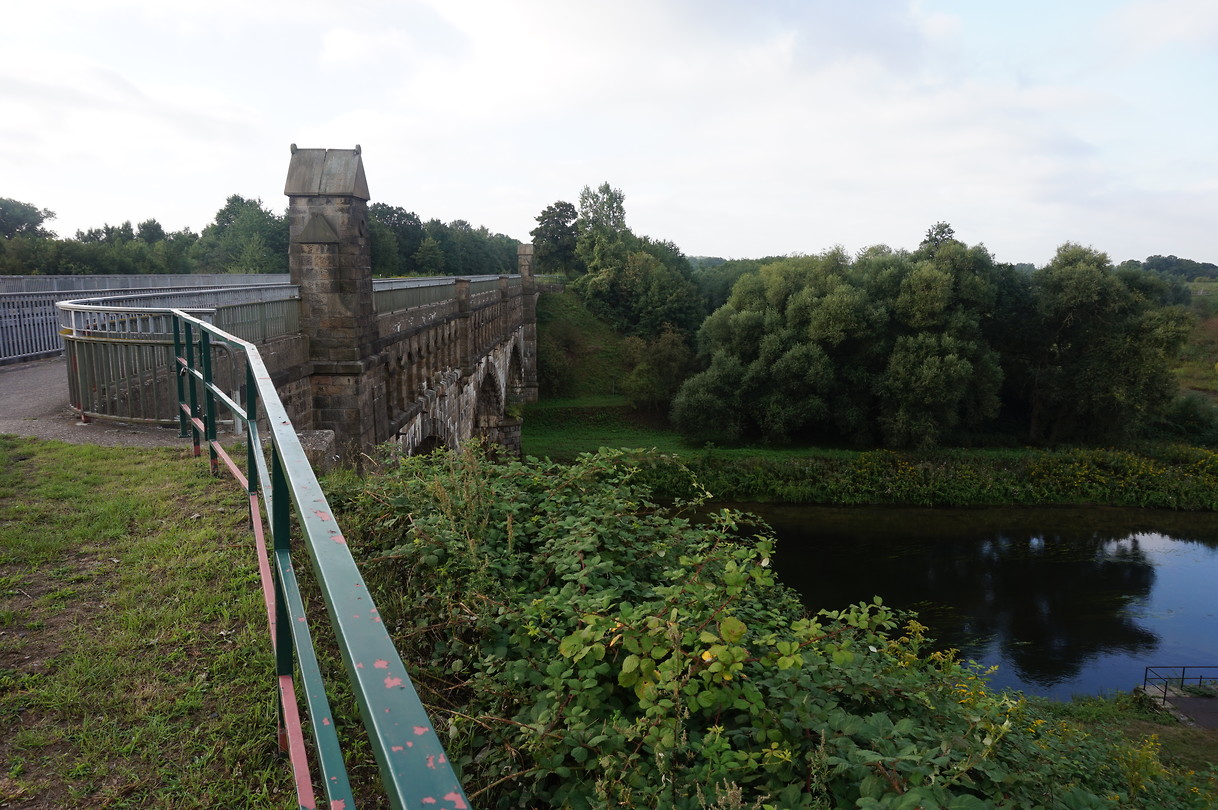 Links aquaduct met kanaal, rechts de Lippe.
