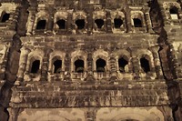 Porta nigra bij nacht.