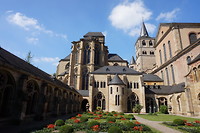 Kloostertuin met bisschopsgraven. Links de Liebfraukirche, rechts de Dom.