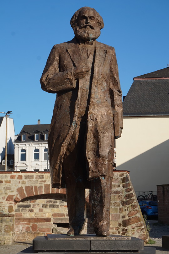Ja, Karl Marx kwam uit Trier! China schonk dit beeld, 5,5 meter, brons, in 2018.