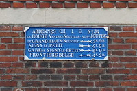 Oud bord, maar de informatie klopt als een bus.