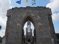 De toegangspoort tot het oorlogsmonument.