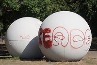 Een deel van een beeld van de onlangs overleden Claes Oldenburg.