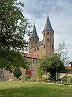 De Romaanse toppers staan fier overeind in de Harz, zoals dit vrouwenklooster in Drübeck
