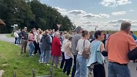 Feest! Een jong stel gaat trouwen. De buurtschap zorgt voor muziek en dans. En eist Küssen!