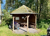 Onze Raststätte van vanmorgen. Het is koud, maar de zon piept ons op.
