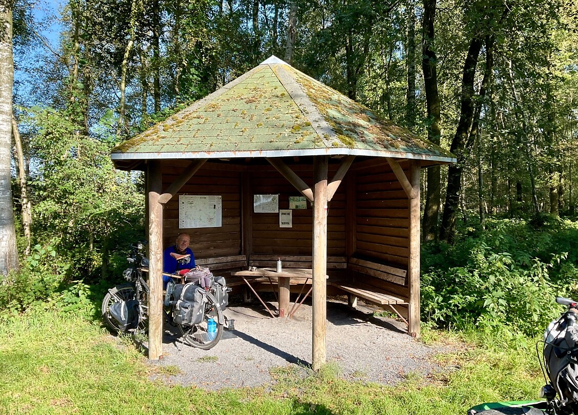 Onze Raststätte van vanmorgen. Het is koud, maar de zon piept ons op.