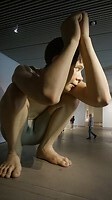 Een reuzenjochie van de Australische kunstenaar Mueck..