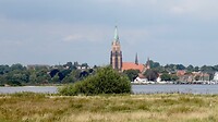 Schleswig, gezien vanaf Haithabu, ooit een belangrijke Vikingstad.