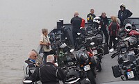 Meta omgeven door een Zweedse motorclub, tijdens de oversteek van de Elbe-monding