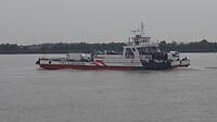 Zo ziet het Elbe-veer eruit. Dit is de oudste, uit 1959. Wij waren toen 4….