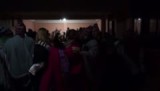 Dansen met de eiland bewoners