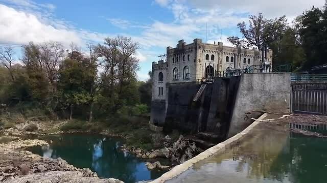 Ozalj met uitzicht op kasteel en de Kupa rivier.
