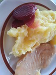 Aardappelpuree met kip en rode bieten