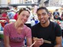 Wing wang wokkie mie eten met een stokkie
