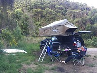 Bushcamp aan de Great Ocean Road (achter de bomen)