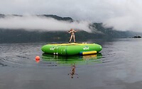Eline trotseert het weer, water en trampoline