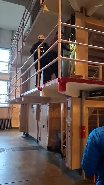 Openen en sluiten van de celdeuren