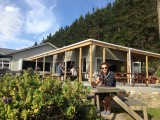 Lake Ferry Hotel met onze Maori vrinden op de achtergrond :)