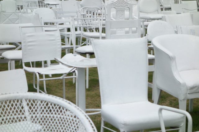 Kunstwerk met 187 witte stoelen, voor ieder slachtoffer 1, erg indrukwekkend!