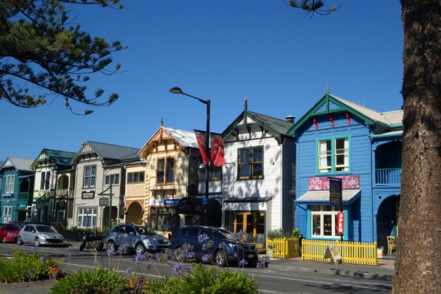 En dan geef je de oude cottages ook gewoon een hip kleurtje natuurlijk! Napier
