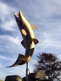 The brown trout, 5 Meter hoge mascotte bij binnenkomst in Gore.