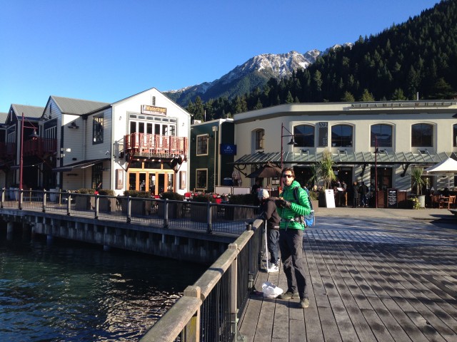 Even voltanken die boel voor de klim alias die witte toppen op de achtergrond! Queenstown Wharf