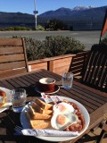 Lunch aan Lake Te Anau, even tanken voor 120 km niets!