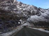 Milford Highway, the Homer tunnel, alias een lang, stijl gat door de bergwand. Wat een giller!